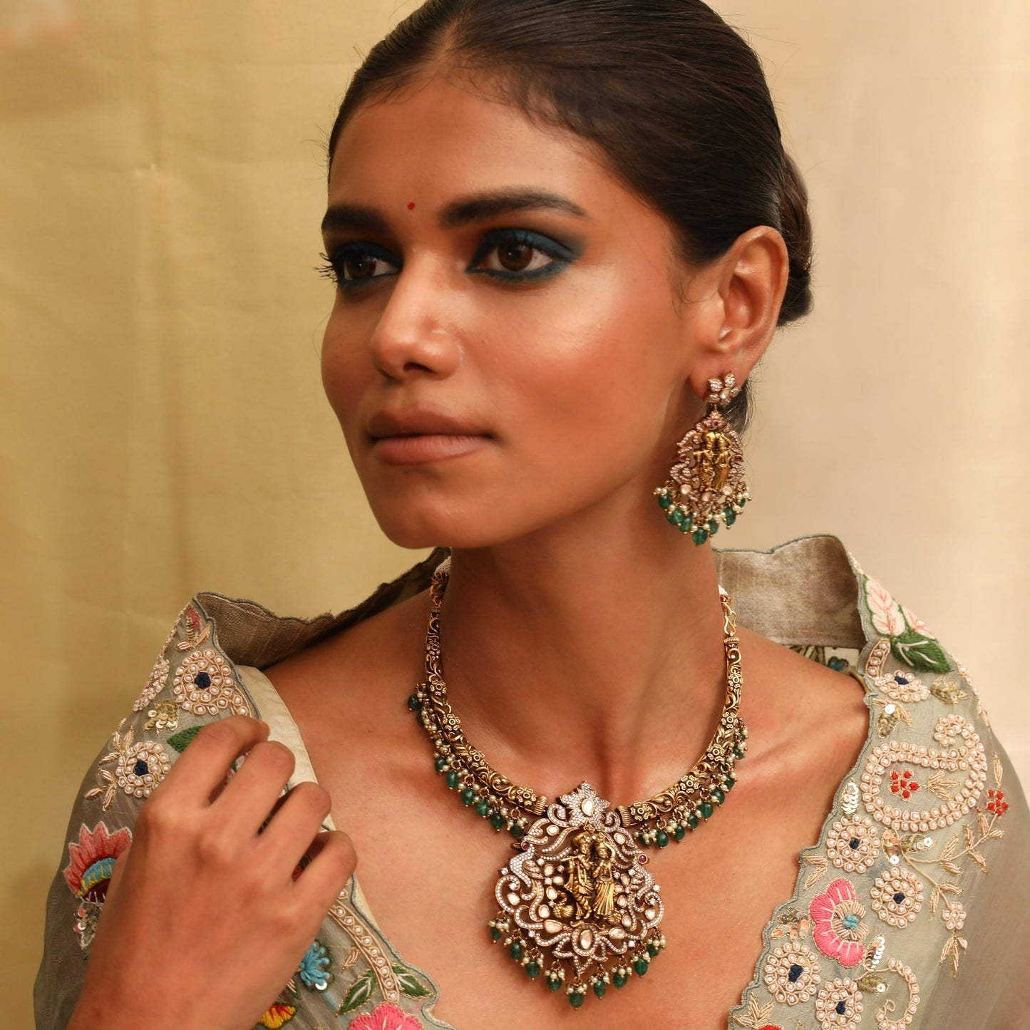 Vrindavana Moissanite Silver Hasli Necklace Set