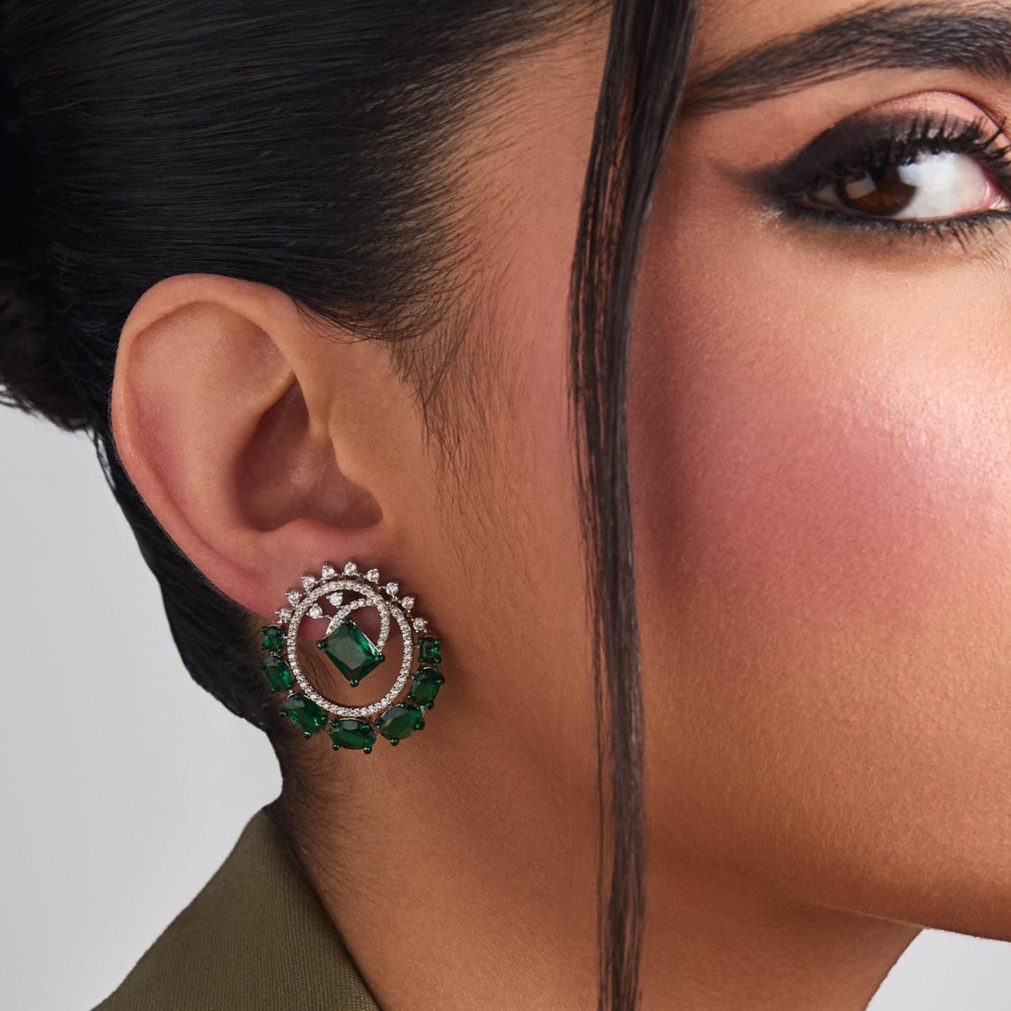 Emeraude Essence Round Silver Earrings