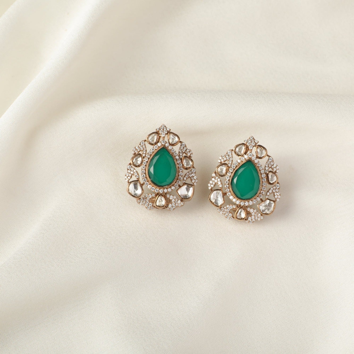 Brillant Emerald Silver Stud Earrings - Main Image