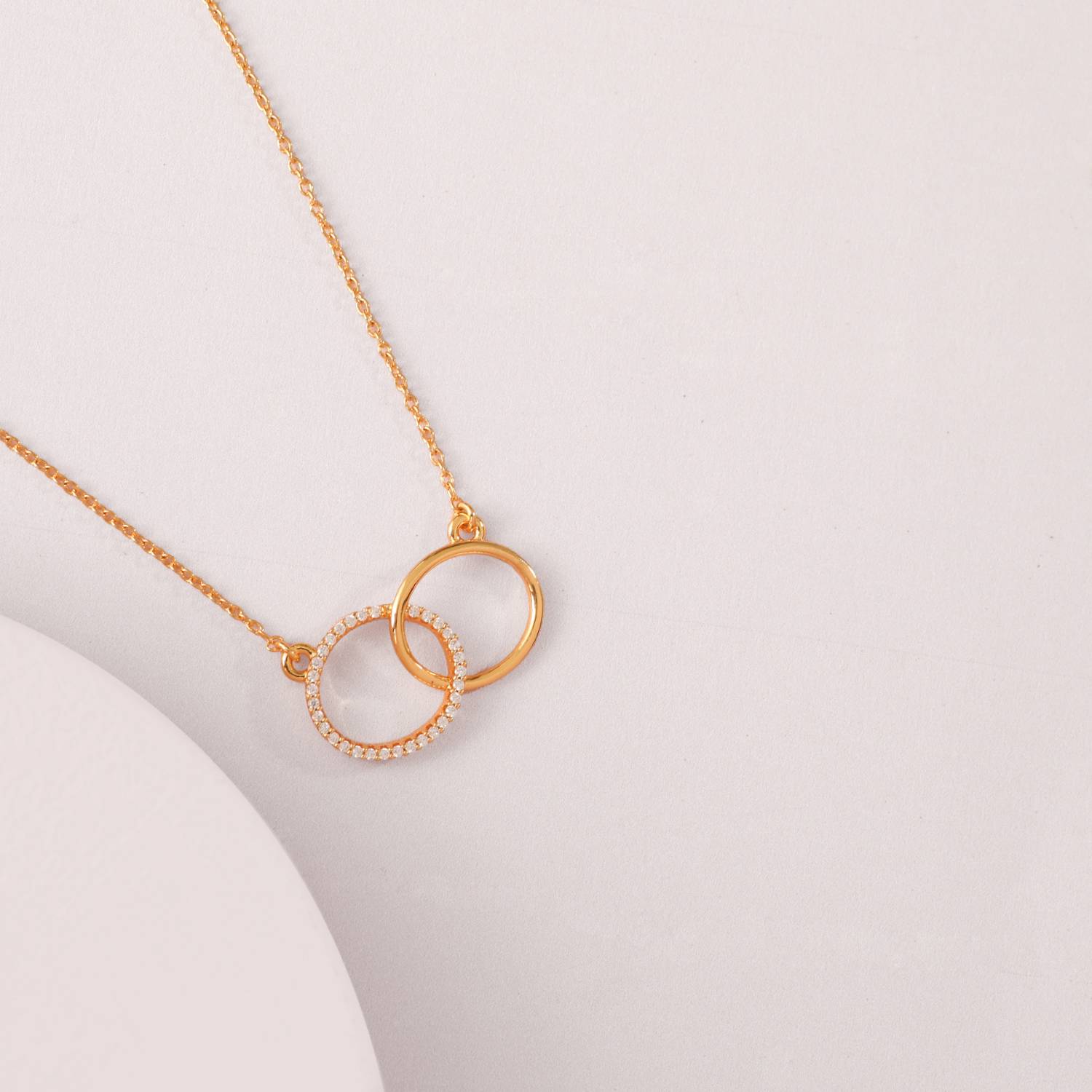 14kY Dainty Interlocking Circle Necklace - Beyond Measure Jewelers
